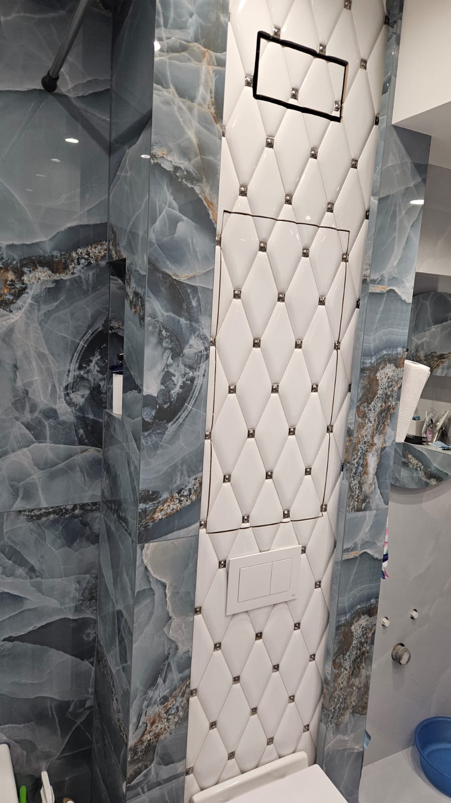 Монтаж облицовки и коробов в санузле.